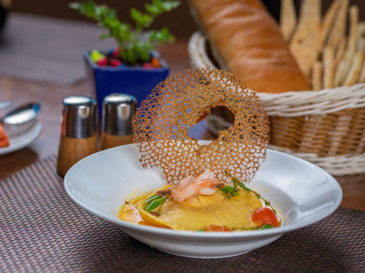 The Orchid Hotel Hinjewadi Πούνε Εξωτερικό φωτογραφία A prawn and mango salad